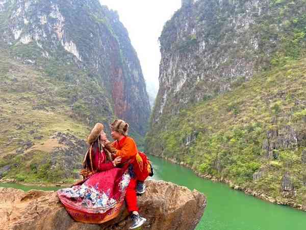 du lịch Hà Giang trong trang phục Mông Cổ