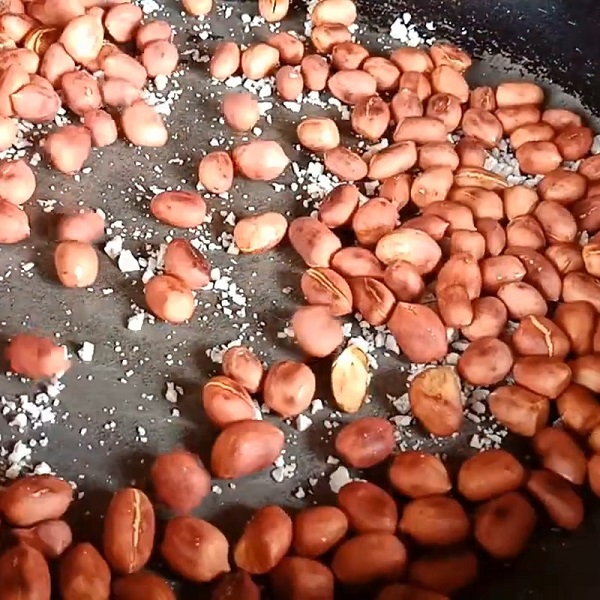 Hướng dẫn cách nấu Chè mè đen đậu phộng ngon lạ 3